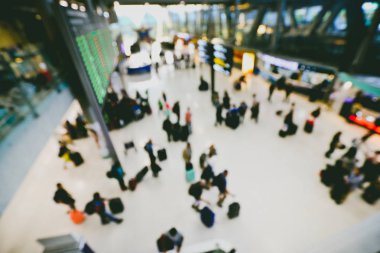 bulanık görüntü kalabalık kişi veya Uluslararası Havaalanı terminal ile ışık güzel bokeh uçuşta bir Bagaj ile yürüyüş yolcu seyahat, reklam ve kavram seyahat.