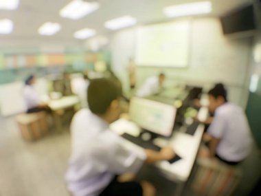 Eğitim kavramı, arka plan bulanık görüntü okuyan öğrenciler ve iş soyut ve büyük salonu meslek seminer ekran ve bilgi göstermek için projektör ile tartışmak.