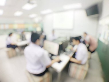 Eğitim kavramı, arka plan bulanık görüntü okuyan öğrenciler ve iş soyut ve büyük salonu meslek seminer ekran ve bilgi göstermek için projektör ile tartışmak.