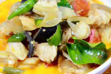 Baharatlı Tom Yum çorba içinde ot ile beyaz darbe, bir baharatlı açık çorbası tipik Tayland ve No.1 Tayland yemek mutfağı, sıcak ve ekşi çorbası. Popüler Tay mutfağı, geleneksel yemek mutfağı Tayland,