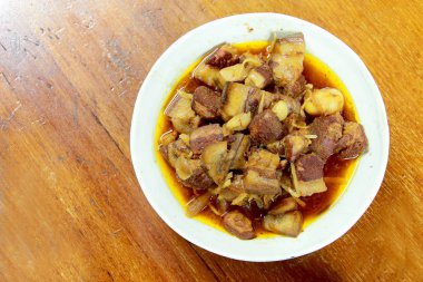 Gaaeng asmak Laeh Moo olarak adlandırılan Kuzey Tayland yerel bir Kuzey tarzı asmak yatıyordu Curry ile Tay ot, çizgili domuz eti, ahşap masa üzerinde bir kapta soğan turşusu yemektir. Tay geleneksel yerel Kuzey gıda