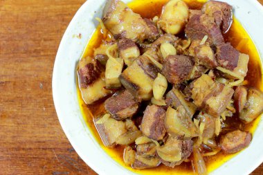 Gaaeng asmak Laeh Moo olarak adlandırılan Kuzey Tayland yerel bir Kuzey tarzı asmak yatıyordu Curry ile Tay ot, çizgili domuz eti, ahşap masa üzerinde bir kapta soğan turşusu yemektir. Tay geleneksel yerel Kuzey gıda