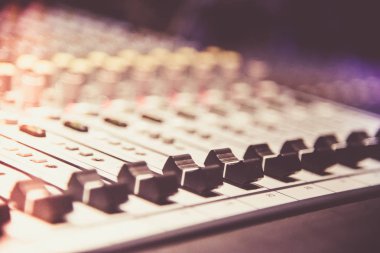 Dijital ses ses karıştırıcı ve amplifikatör ekipman veya müzik karıştırıcı ekolayzer konsolunda kapatın. Ses teknisyeni ses karıştırıcısı ekolayzer denetimi arka plan için. Stüdyo müzik kayıt konsepti