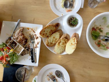 Yeme keyfini çıkarın. Üstten Görünüm arkadaş, Aile, bir grup insan var tahta masada otururken vejetaryen yemek dersleri sonra birlikte sağlıklı yemek yeme. Bir grup insan kavramı yemek