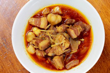 Gaaeng asmak Laeh Moo olarak adlandırılan Kuzey Tayland yerel bir Kuzey tarzı asmak yatıyordu Curry ile Tay ot, çizgili domuz eti, ahşap masa üzerinde bir kapta soğan turşusu yemektir. Tay geleneksel yerel Kuzey gıda