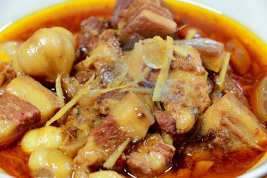 Gaaeng asmak Laeh Moo olarak adlandırılan Kuzey Tayland yerel bir Kuzey tarzı asmak yatıyordu Curry ile Tay ot, çizgili domuz eti, ahşap masa üzerinde bir kapta soğan turşusu yemektir. Tay geleneksel yerel Kuzey gıda