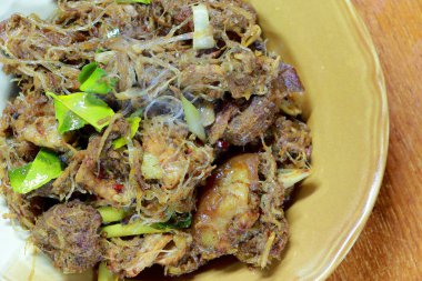 Kuzey Tayland yerel çanak Krachan Hor denilen Kuzey karışık curry ile erişte, kireç yaprak galanga, kırmızı patlıcan, limon otu, limon yaprak, Güney Afrika'da bir kabile kireç yaprak beyaz plakadır. Tayland mutfağı.