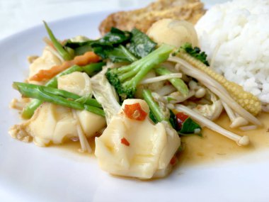 Tofu sebze sos sos ile Çin tarzında ve Tay tarzı omlet beyaz tabak pirinç ile arka plan üzerine ilave edin. Vejetaryen yiyecekler, sağlıklı gıda.