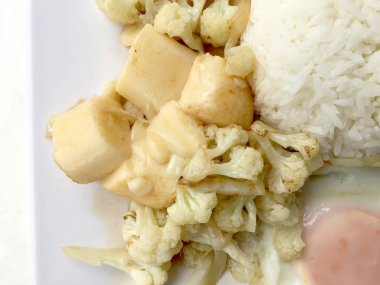 Karıştırın kızarmış Tofu Çin tarzı, derin kızarmış Tofu sosu soslu karnabahar ve Tay tarzında kızarmış yumurta beyaz arka plan üzerinde beyaz plaka ile tofu karıştırın kızarmış. Vejetaryen yiyecekler, sağlıklı gıda.