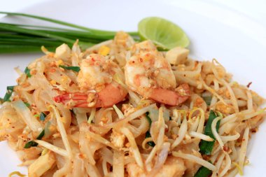 Tay tarzı noodle, tampon Tay, tavada kızartılmış Pirinç Noodle karides ile beyaz arka plan üzerinde beyaz tabakta sebze ile servis yapın. Tayland'ın ulusal ana yemek biri. Tayland popüler gıda.