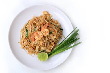 Tay tarzı noodle, tampon Tay, tavada kızartılmış Pirinç Noodle karides ile beyaz arka plan üzerinde beyaz tabakta sebze ile servis yapın. Tayland'ın ulusal ana yemek biri. Tayland popüler gıda.