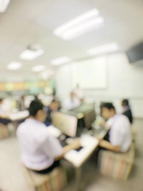 Eğitim kavramı, arka plan bulanık görüntü okuyan öğrenciler ve iş soyut ve büyük salonu meslek seminer ekran ve bilgi göstermek için projektör ile tartışmak.