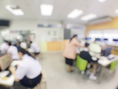 Eğitim kavramı, arka plan bulanık görüntü okuyan öğrenciler ve iş soyut ve büyük salonu meslek seminer ekran ve bilgi göstermek için projektör ile tartışmak.