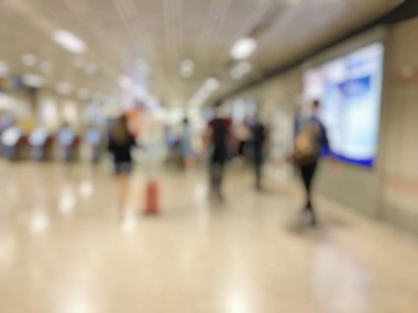 Uçuş için bekleyen Havaalanı salonunda bulanık insanlar