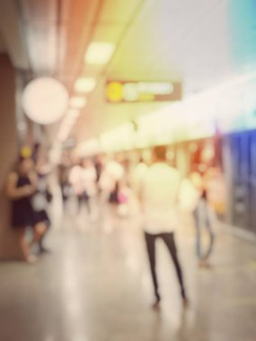 Uçuş için bekleyen Havaalanı salonunda bulanık insanlar