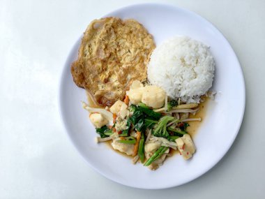 Tofu sebze sos sos ile Çin tarzında ve Tay tarzı omlet beyaz tabak pirinç ile arka plan üzerine ilave edin. Vejetaryen yiyecekler, sağlıklı gıda.
