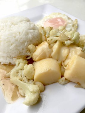 Karıştırın kızarmış Tofu Çin tarzı, derin kızarmış Tofu sosu soslu karnabahar ve Tay tarzında kızarmış yumurta beyaz arka plan üzerinde beyaz plaka ile tofu karıştırın kızarmış. Vejetaryen yiyecekler, sağlıklı gıda.