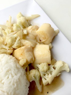Karıştırın kızarmış Tofu Çin tarzı, derin kızarmış Tofu sosu soslu karnabahar ve Tay tarzında kızarmış yumurta beyaz arka plan üzerinde beyaz plaka ile tofu karıştırın kızarmış. Vejetaryen yiyecekler, sağlıklı gıda.