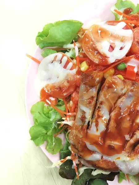 Caesar Salad Dengan Ayam Panggang Piring Dengan Latar Belakang Kantin — Stok Foto