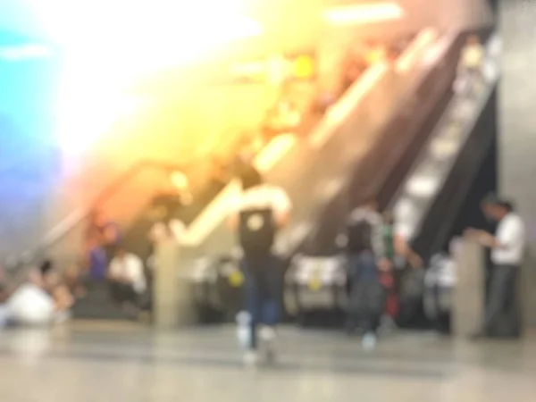 Verschwommene Menschen Flughafenhalle Warten Auf Flug — Stockfoto