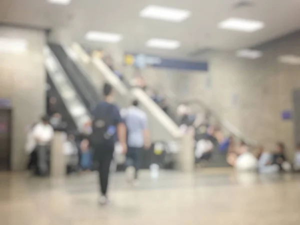 Uçuş Için Bekleyen Havaalanı Salonunda Bulanık Insanlar — Stok fotoğraf