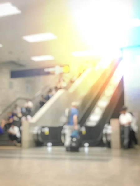 Verschwommene Menschen Flughafenhalle Warten Auf Flug — Stockfoto