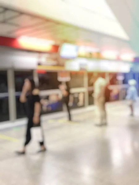 Unscharfes Bild Von Menschen Flughafenhalle Die Auf Ihren Flug Warten — Stockfoto