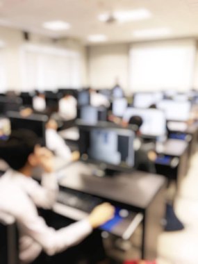 Eğitim kavramı, arka plan bulanık görüntü okuyan öğrenciler ve iş soyut ve büyük salonu meslek seminer ekran ve bilgi göstermek için projektör ile tartışmak.