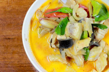 Baharatlı Tom Yum çorba içinde ot ile beyaz darbe, bir baharatlı açık çorbası tipik Tayland ve No.1 Tayland yemek mutfağı, sıcak ve ekşi çorbası. Popüler Tay mutfağı, geleneksel yemek mutfağı Tayland,