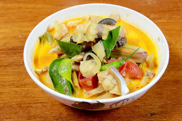 Krydret Tom Yum Suppe Hvidt Slag Med Urt Krydret Klar - Stock-foto