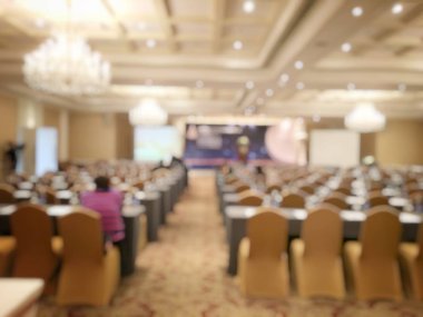 Eğitim kavramı, arka plan bulanık görüntü okuyan öğrenciler ve iş soyut ve büyük salonu meslek seminer ekran ve bilgi göstermek için projektör ile tartışmak.