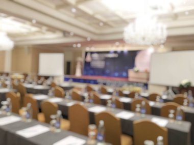 Eğitim kavramı, arka plan bulanık görüntü okuyan öğrenciler ve iş soyut ve büyük salonu meslek seminer ekran ve bilgi göstermek için projektör ile tartışmak.