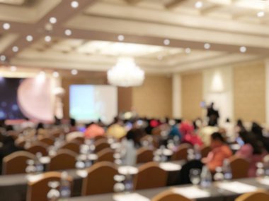 Eğitim kavramı, arka plan bulanık görüntü okuyan öğrenciler ve iş soyut ve büyük salonu meslek seminer ekran ve bilgi göstermek için projektör ile tartışmak.