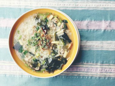 pirinç chickenin ve domuz eti beyaz kase sebze çorbası. Tay tarzında gıda.