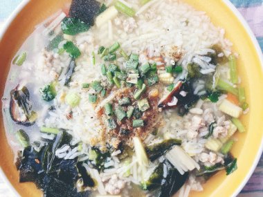 pirinç chickenin ve domuz eti beyaz kase sebze çorbası. Tay tarzında gıda.