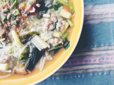 pirinç chickenin ve domuz eti beyaz kase sebze çorbası. Tay tarzında gıda.