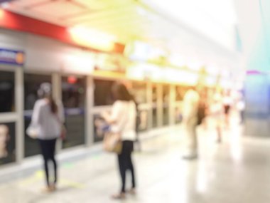 İnsan uçuş için bekleyen Havaalanı salonunda bulanık görüntü