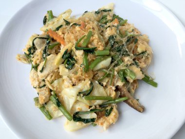 Kuru sukiyaki sukiyaki soslu Karışık sebzeli erişte beyaz arka plan üzerinde beyaz tabak içinde hiç et yok kızarmış. Sağlıklı ve vejetaryen gıda.