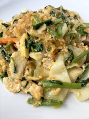 Kuru sukiyaki sukiyaki soslu Karışık sebzeli erişte beyaz arka plan üzerinde beyaz tabak içinde hiç et yok kızarmış. Sağlıklı ve vejetaryen gıda.