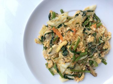 Kuru sukiyaki sukiyaki soslu Karışık sebzeli erişte beyaz arka plan üzerinde beyaz tabak içinde hiç et yok kızarmış. Sağlıklı ve vejetaryen gıda.