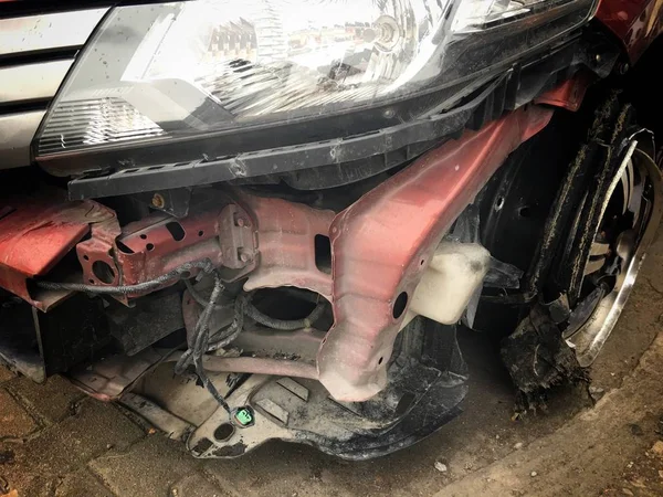 Coche Viejo Dañado Por Capó Roto — Foto de Stock