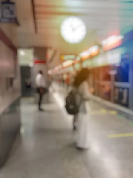 Immagine Sfocata Persone Nella Hall Dell Aeroporto Attesa Volo — Foto Stock