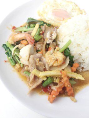 karışık sebze stire kızarmış et ve ahşap arka plan üzerinde beyaz tabak pirinç kızarmış yumurta ile. Tay gıda Sağlık için.