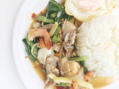 karışık sebze stire kızarmış et ve ahşap arka plan üzerinde beyaz tabak pirinç kızarmış yumurta ile. Tay gıda Sağlık için.