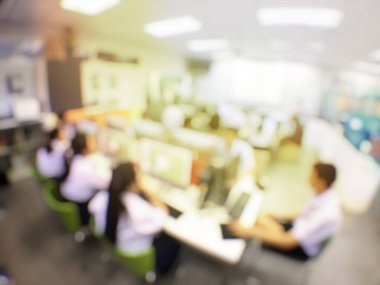 Eğitim kavramı, arka plan bulanık görüntü okuyan öğrenciler ve iş soyut ve büyük salonu meslek seminer ekran ve bilgi göstermek için projektör ile tartışmak.