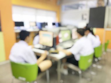 Eğitim kavramı, arka plan bulanık görüntü okuyan öğrenciler ve iş soyut ve büyük salonu meslek seminer ekran ve bilgi göstermek için projektör ile tartışmak.