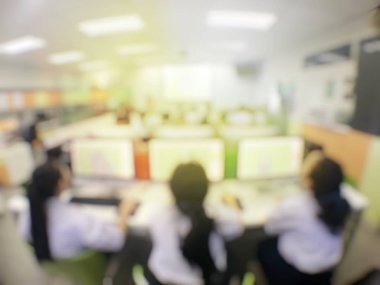 Eğitim kavramı, arka plan bulanık görüntü okuyan öğrenciler ve iş soyut ve büyük salonu meslek seminer ekran ve bilgi göstermek için projektör ile tartışmak.