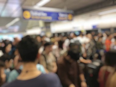 İnsan uçuş için bekleyen Havaalanı salonunda bulanık görüntü