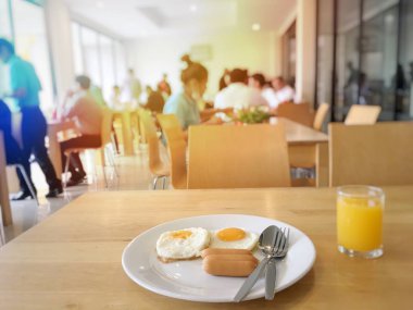 Fast food kavramı. İnsanlar yeme blurred. Vintage rengi.