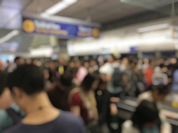 Unscharfes Bild Von Menschen Flughafenhalle Die Auf Ihren Flug Warten — Stockfoto